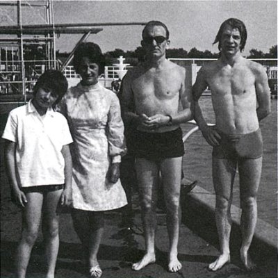 hewsonfamily1971.jpg