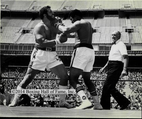12421-1979-Lyle-Alzado-Muhammad-Ali-Boxing.jpg