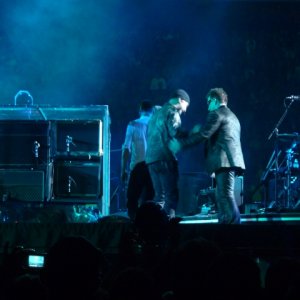 Bono Edge hug Brussels 22-09-10