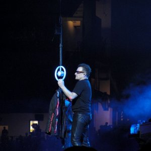 119_Bono_t-shirt_Anaheim_2_6-18-2011_cpenyak_3