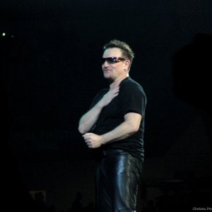 128_Bono_t-shirt_Anaheim_2_6-18-2011_cpenyak_12