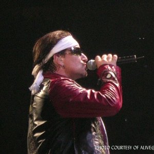 Bono_in_Jacket_4_28_05_Vancouver_Interference_