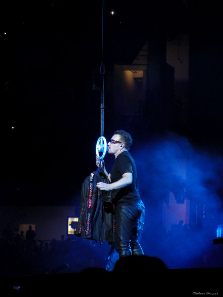 120_Bono_t-shirt_Anaheim_2_6-18-2011_cpenyak_4