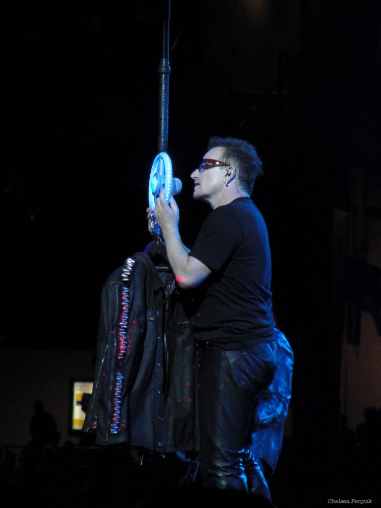 122_Bono_t-shirt_Anaheim_2_6-18-2011_cpenyak_6