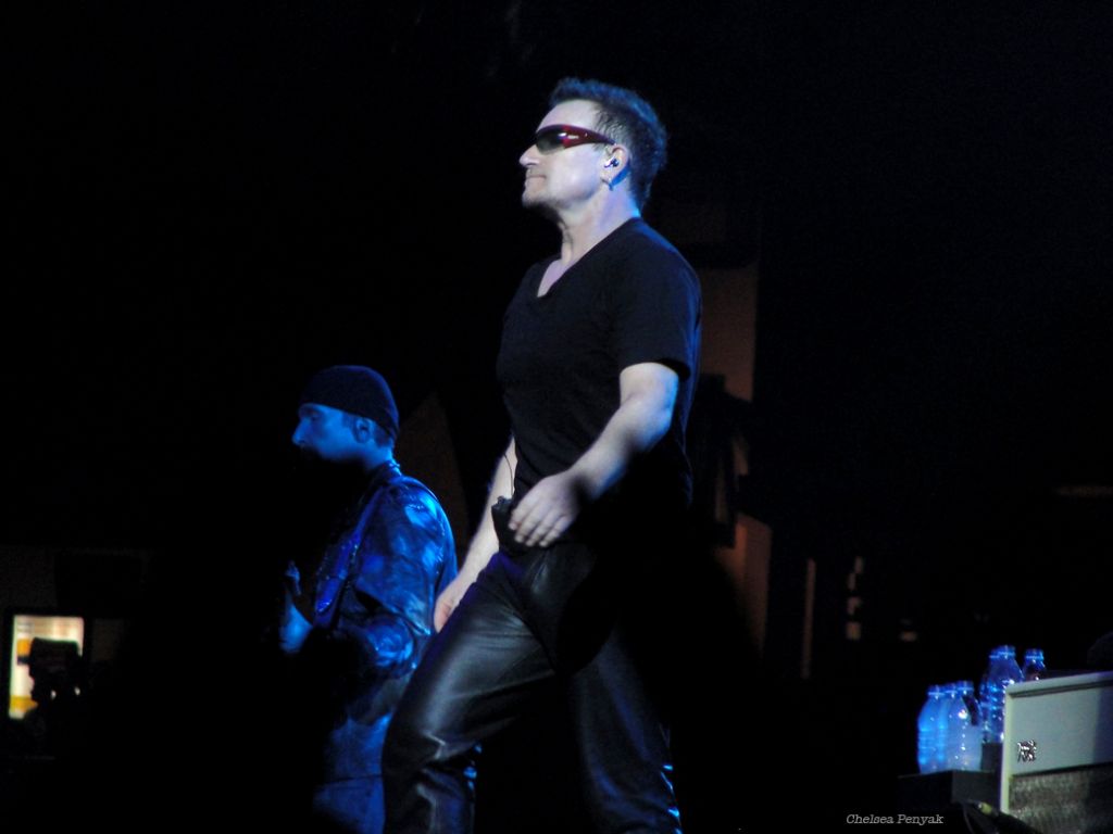 124_Bono_t-shirt_Anaheim_2_6-18-2011_cpenyak_8