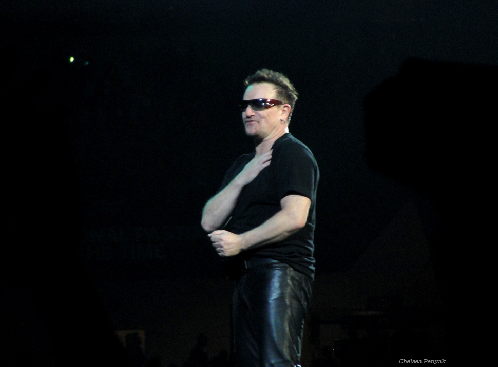 128_Bono_t-shirt_Anaheim_2_6-18-2011_cpenyak_12