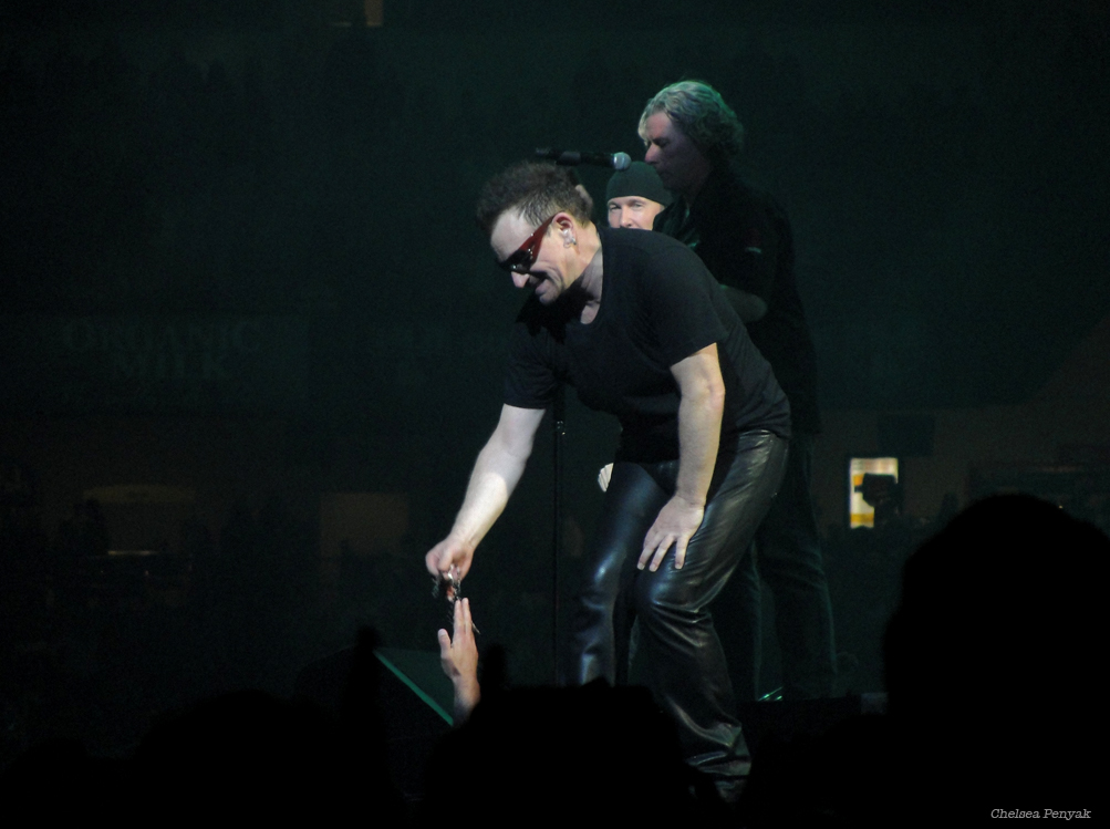 130_Bono_t-shirt_Anaheim_2_6-18-2011_cpenyak_14