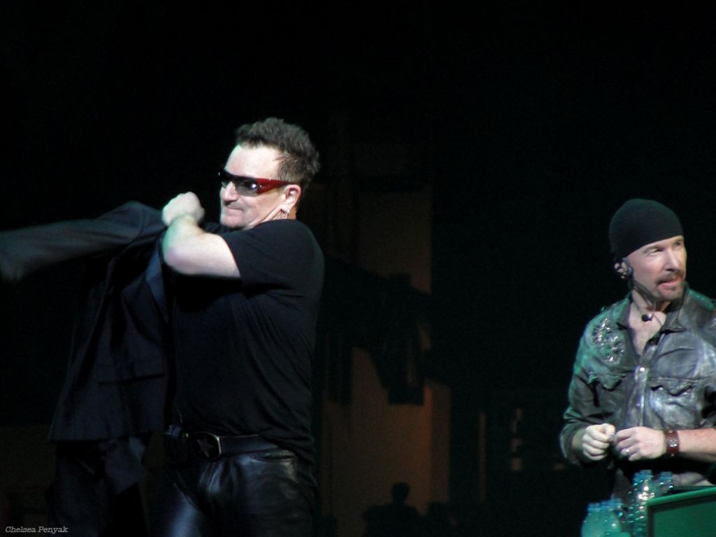 131_Bono_t-shirt_Anaheim_2_6-18-2011_cpenyak_15