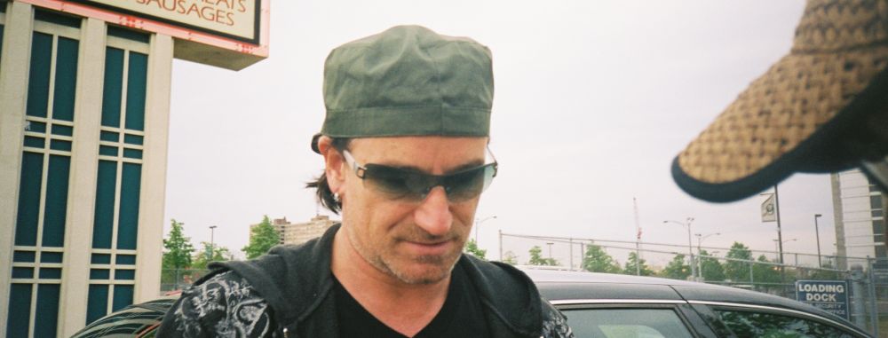 bono kindly autographs for fans