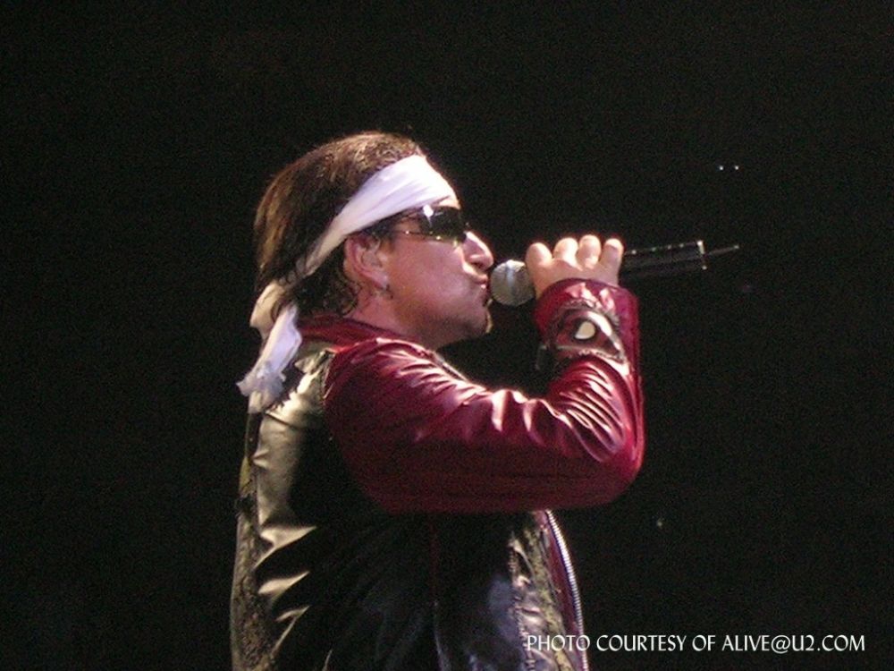 Bono_in_Jacket_4_28_05_Vancouver_Interference_