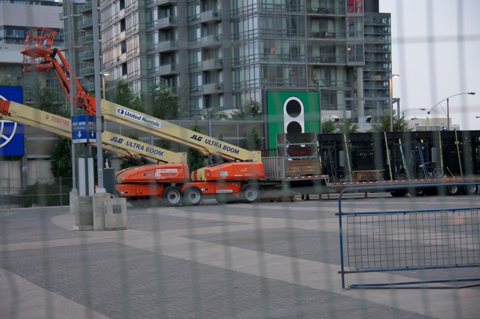 hydraulic unit for video screens - u2 - rogers centre 9july11