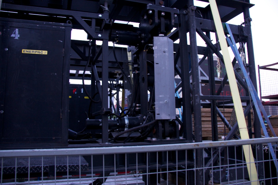 hydraulic unit for video screens - u2 - rogers centre 9july11