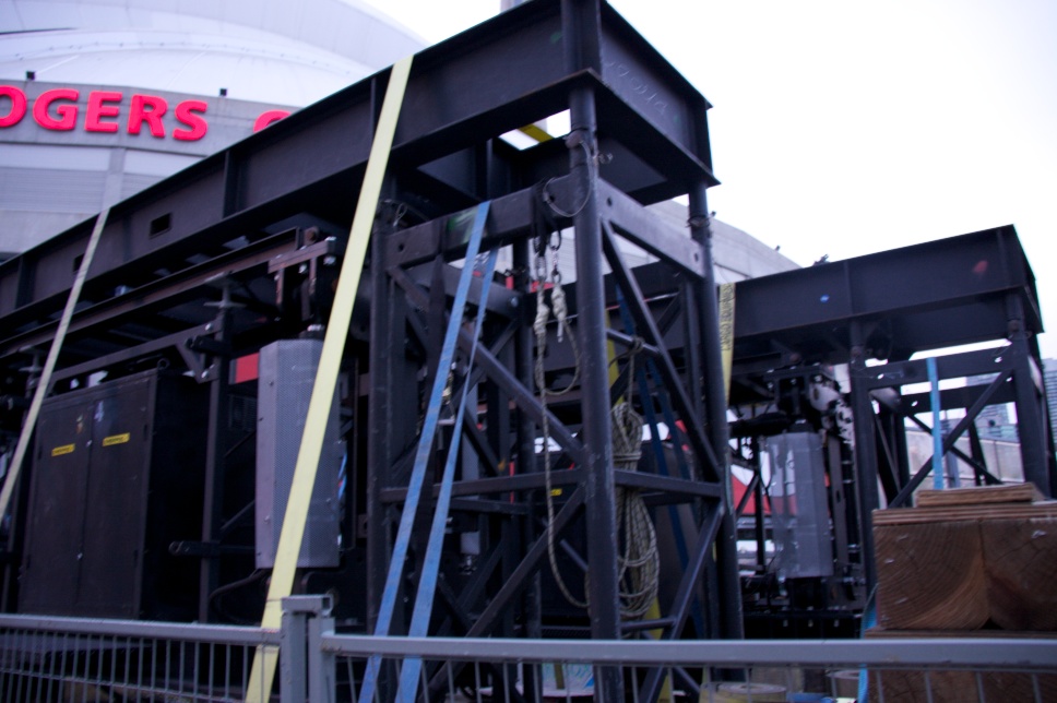 hydraulic unit for video screens - u2 - rogers centre 9july11