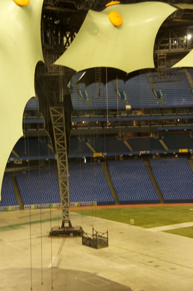 Just the claw in rogers centre - 9 july11