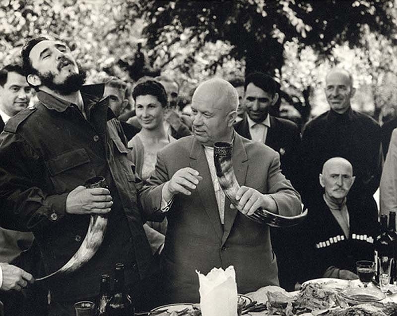 Fidel+Castro+and+Nikita+Khrushchev+drinking+wine+from+a+drinking+horn+in+the+Soviet+Republic+of+Georgia+-+1963.jpg