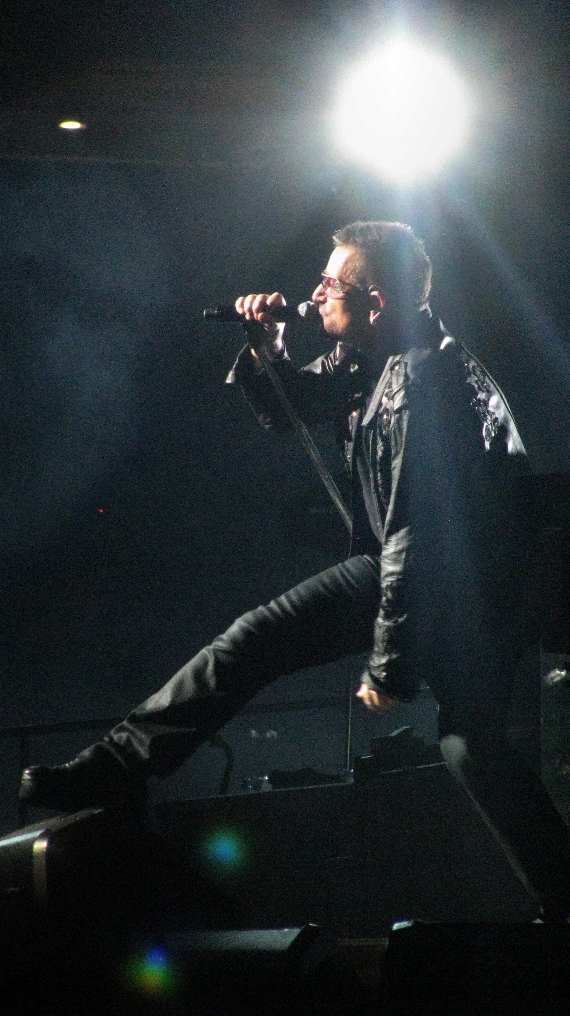 Bono_getting_a_leg_up__by_thecitizeneraser.jpg