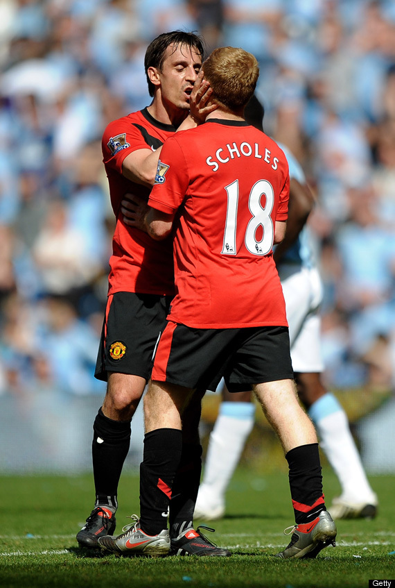 PAUL-SCHOLES-GARY-NEVILLE-KISS-GAY-ESPN.jpg