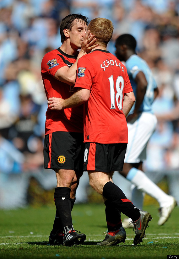 PAUL-SCHOLES-GARY-NEVILLE-KISS-GAY-ESPN.jpg