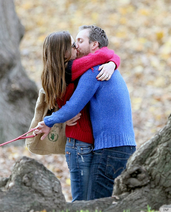 ANNE-HATHAWAY-ENGAGEMENT-RING.jpg