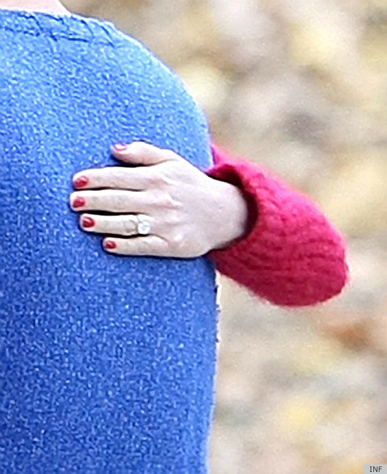 ANNE-HATHAWAY-ENGAGEMENT-RING.jpg