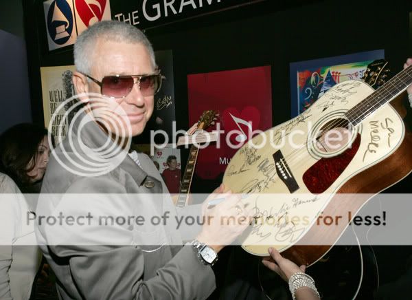 adamsignsgrammys20061.jpg