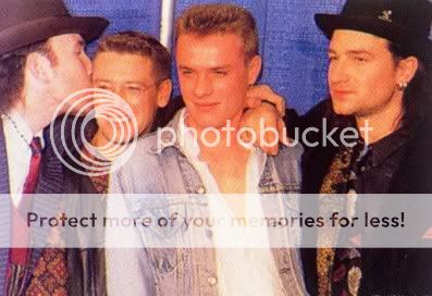 U2EdgeAdamGrammyKisssm.jpg