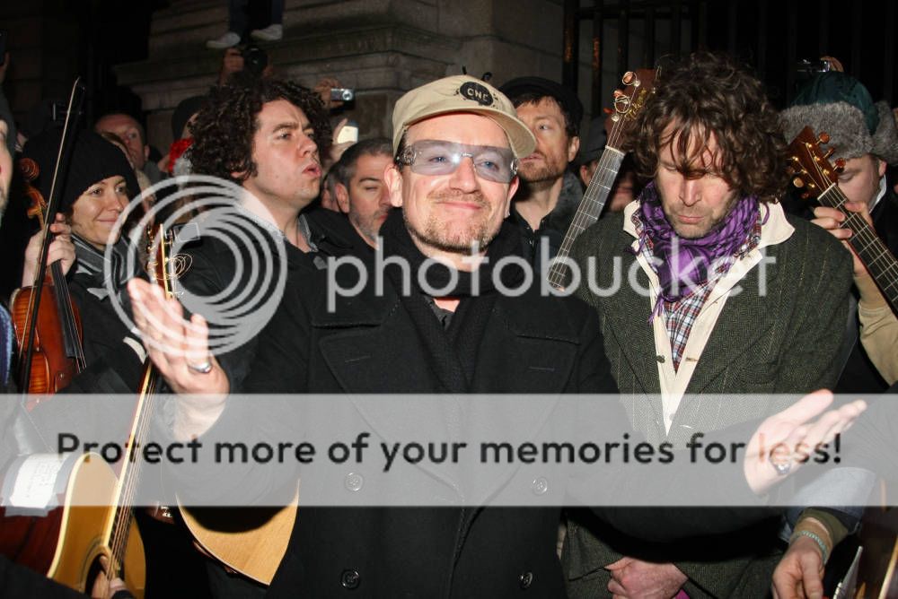 bonobuskingdublin12-24-2011glenhansardMundyDeclanORourkeHothouseFlowersLiamOMaonlai22.jpg