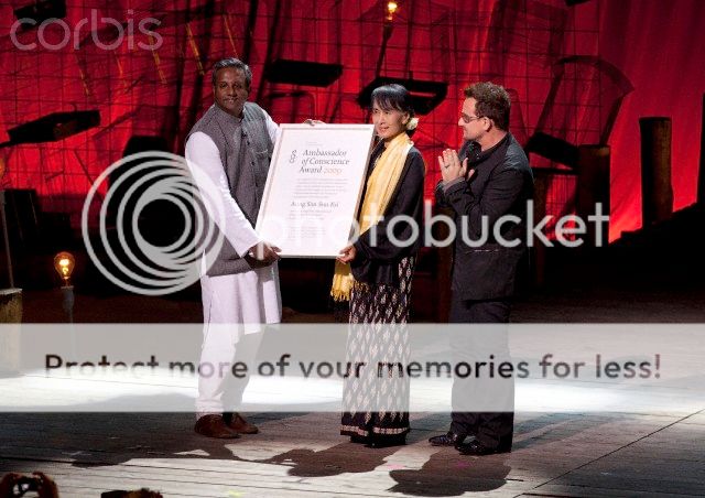 AmbassadorofConscienceAwardBordGaisEnergytheatreDublinIreland6-18-2012BonoAungSanSuuKyi22.jpg