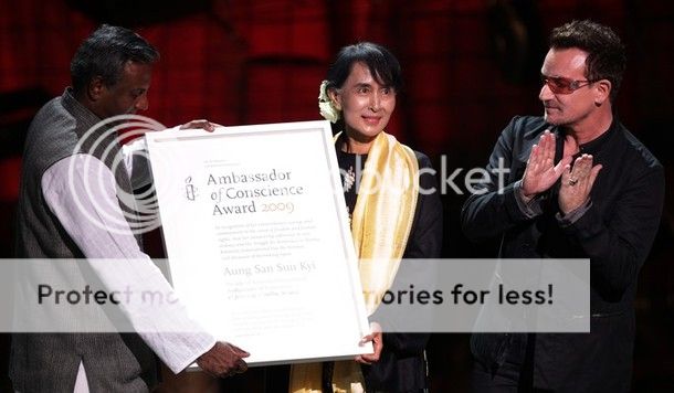 AmbassadorofConscienceAwardBordGaisEnergytheatreDublinIreland6-18-2012BonoAungSanSuuKyi5.jpg