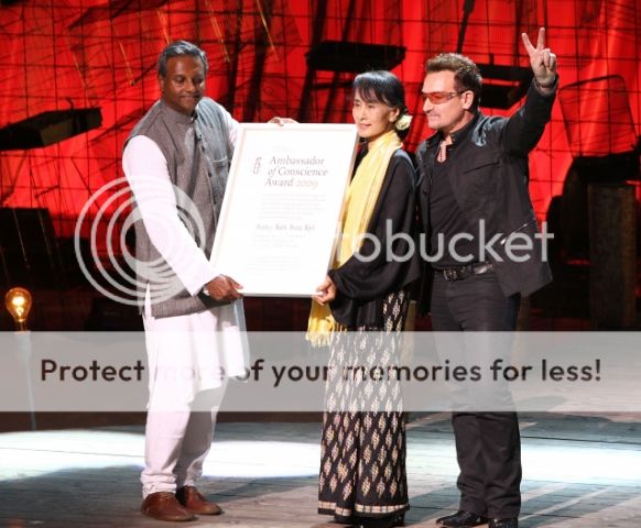 AmbassadorofConscienceAwardBordGaisEnergytheatreDublinIreland6-18-2012BonoAungSanSuuKyi6.jpg