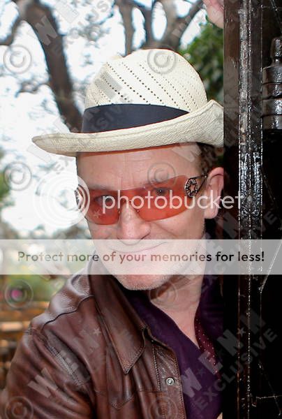 Bono1-6-20131SaintPauldeVenceFrancephotoshoottowishallofhisfansaHappyNewYear.jpg