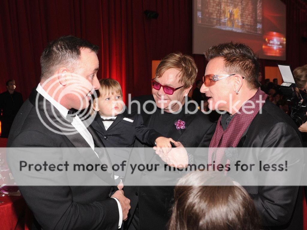 Bono21stAnnualEltonJohnAIDSFoundationWHollywoodCA2-24-201323EltonJohn.jpg