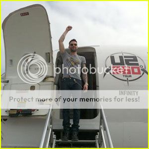 u2360jetplanemaroon5AdamLevineThanksU2forYourKickAssPrivateJet.jpg