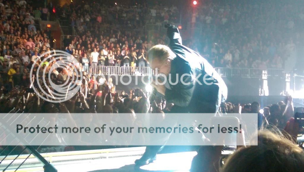 bono%20u2ietour%20pose.jpg~original