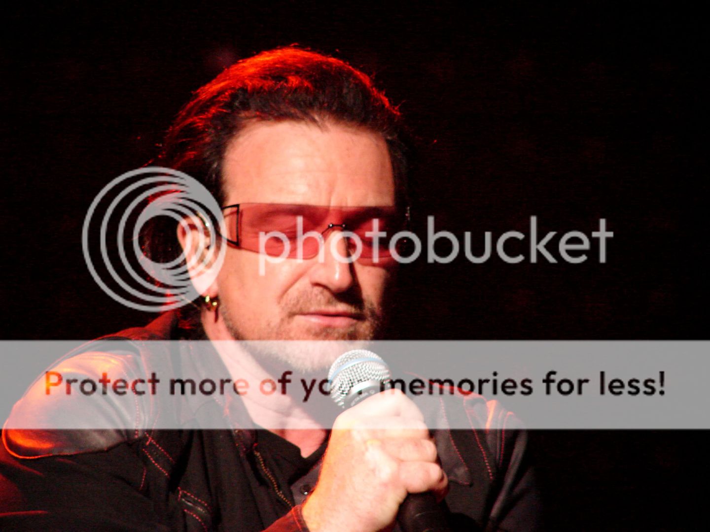Bono_eyesclosed.jpg