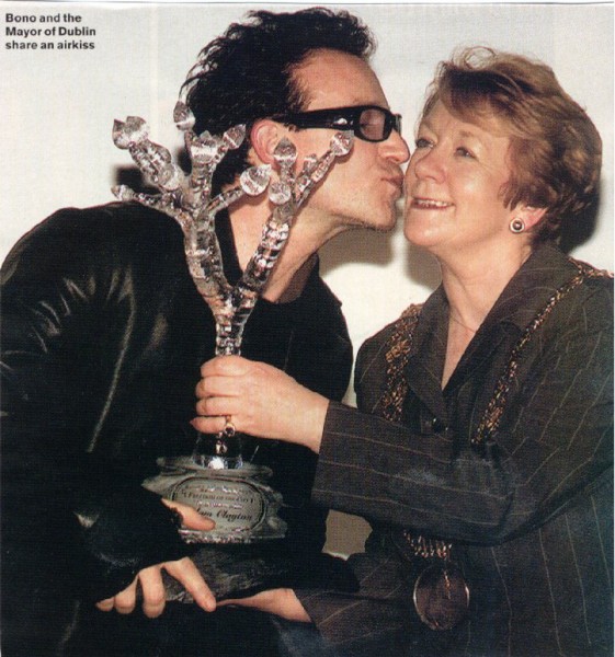 bono_dublin_kiss-vi.jpg