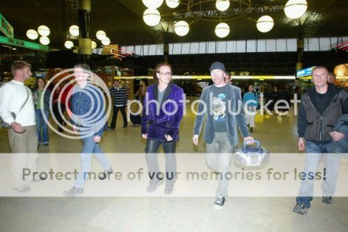 bono_edge_adam_Airport_2004.bmp