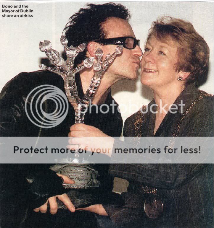 bono_dublin_kiss.jpg