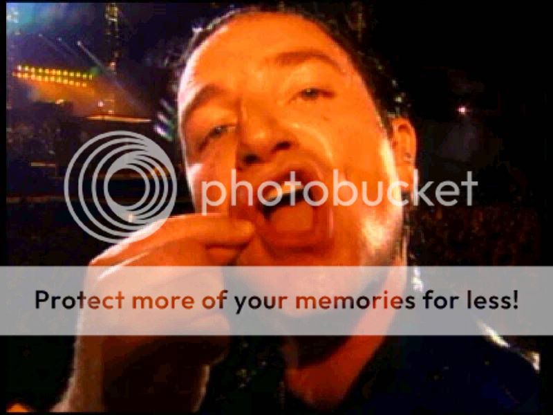 Bono-zoo_tv_kissing_camera4.jpg