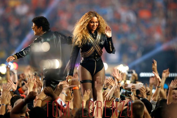 Beyonce-Super-Bowl-50-Fashion-Dsquared2-Christian-Louboutin-Tom-Lorenzo-Site-2.jpg