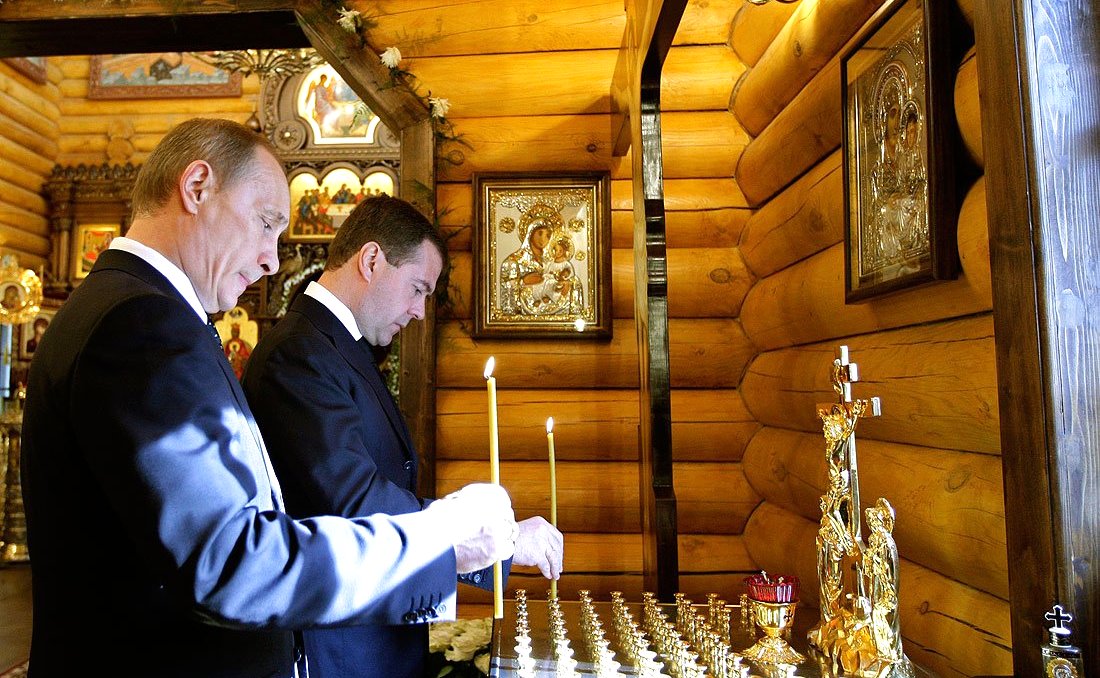 Dmitry_Medvedev_and_Vladimir_Putin_-_2010_Polish_Air_Force_Tu-154_crash.jpg