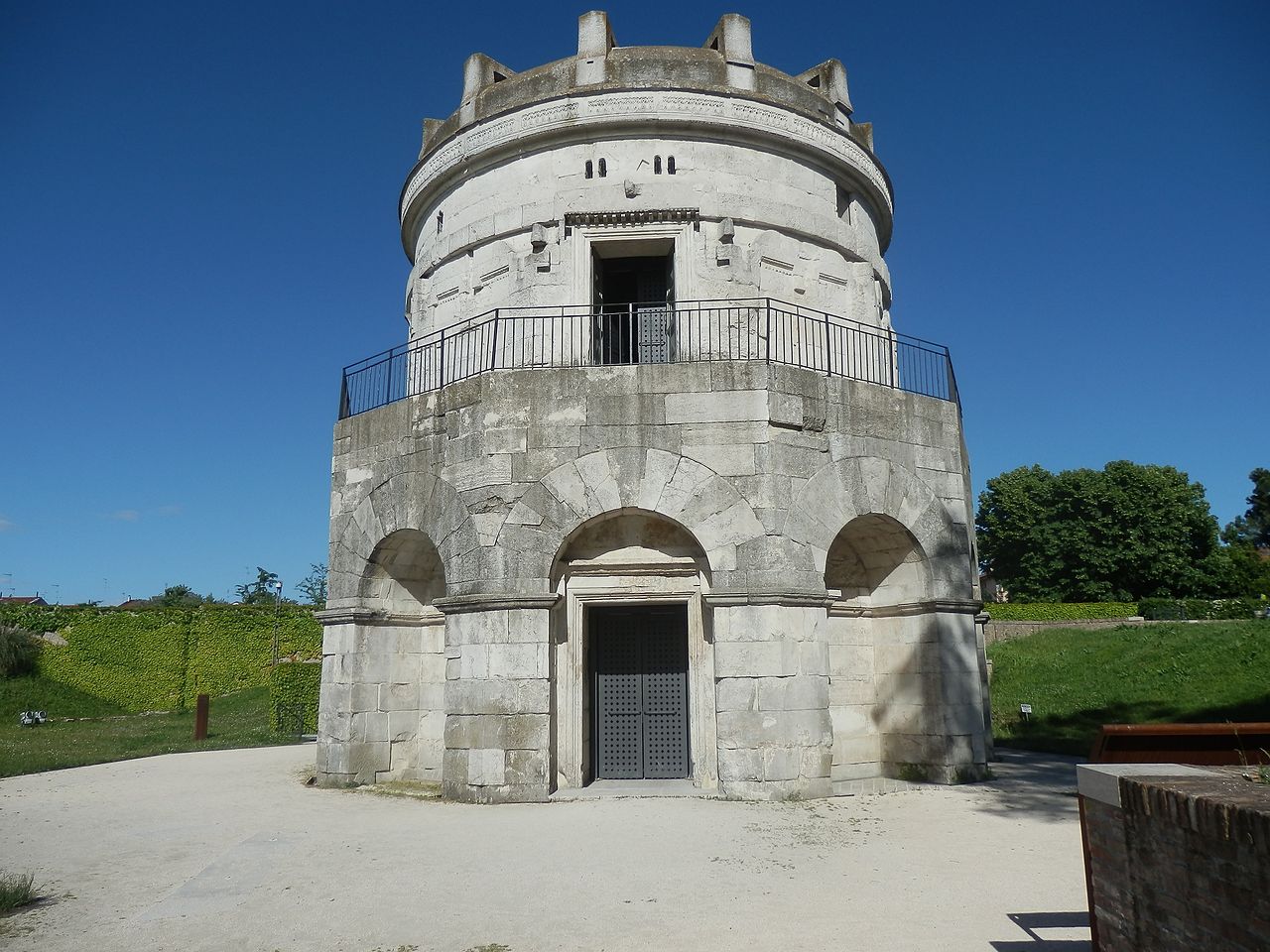 1280px-Mausoleum_of_Theoderic.JPG