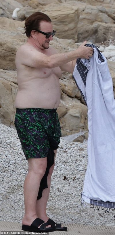 48237783-10016443-Wrapping_up_Bono_was_later_seen_pulling_his_towel_around_him-m-7_1632310263988.jpg