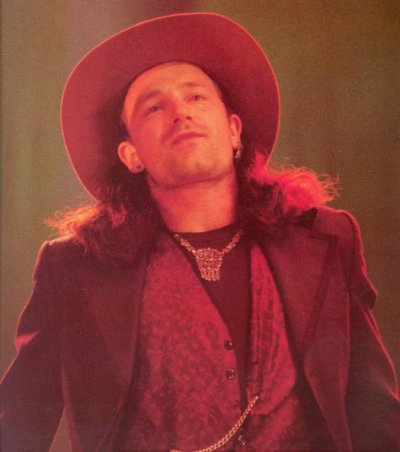 1991_unofficial_bono_weirdoutfit.jpg