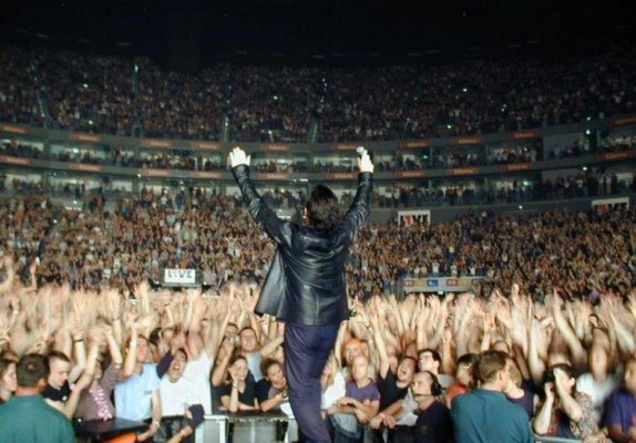 bono_crowd.jpg