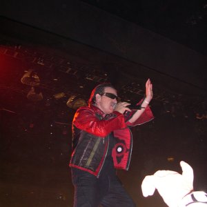 39-Bono blesses everyone