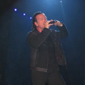 Bono_singing_in_front_of_us1