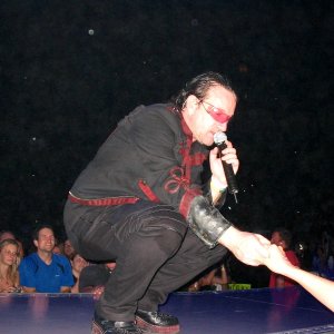 Bono_singing_to_a_girl_beside_us