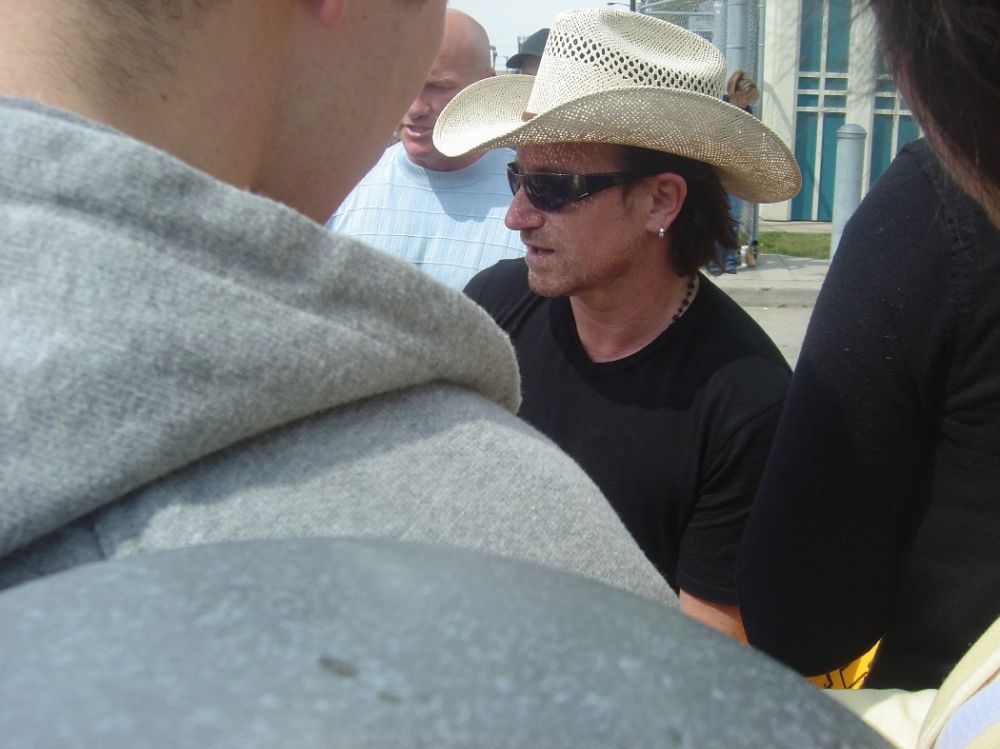 Bono signing