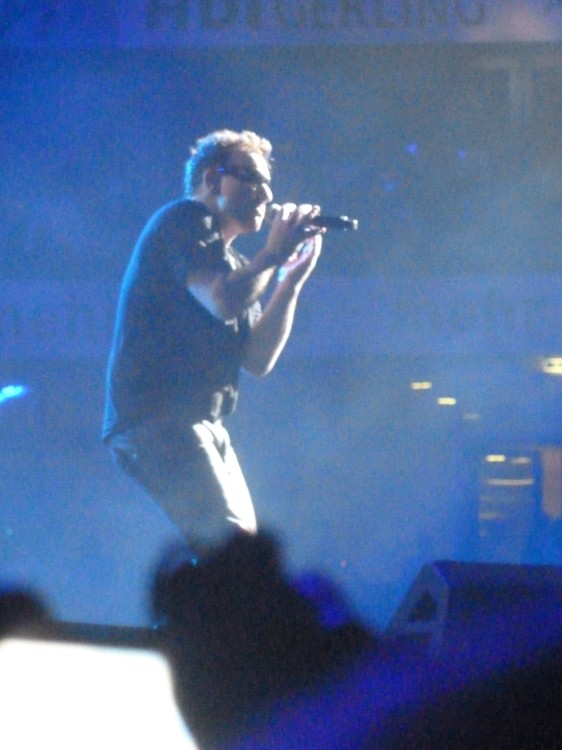 Bono singing MOS